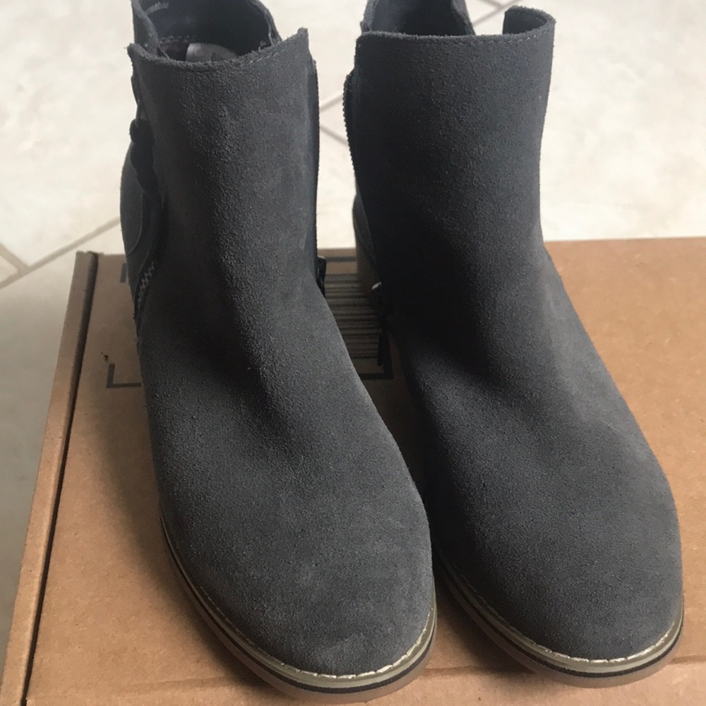 NEW Soft waterproof booties size 61/2